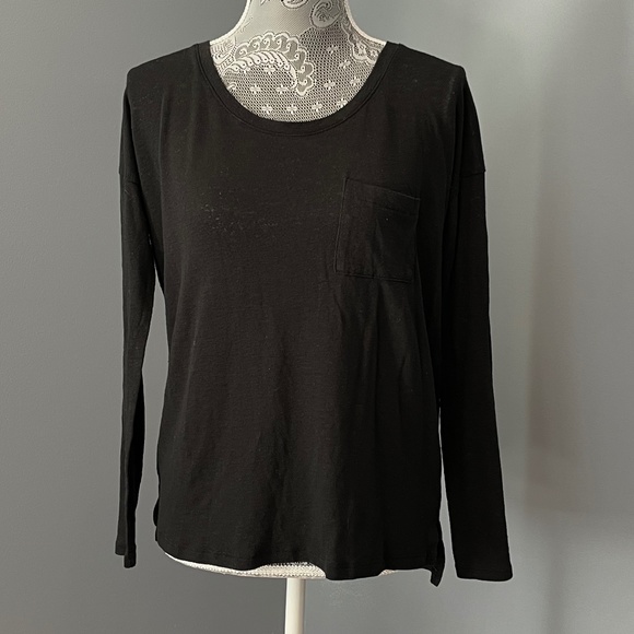 Old Navy Boyfriend Tee - Picture 2 of 5